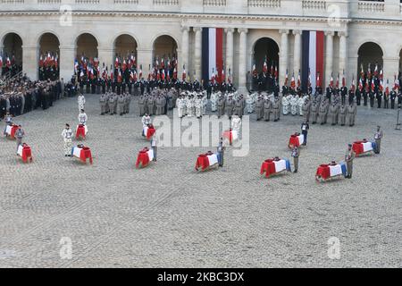 Soldaten, Beamte und Verwandte nehmen am 2. Dezember 2019 an einer Gedenkfeier am Invalidendenkmal in Paris für die 13 in Mali getöteten französischen Soldaten Teil. Bei seinem größten militärischen Begräbnis seit Jahrzehnten ehrt Frankreich 13 Soldaten, die während einer Mission gegen Extremisten, die der Gruppe des Islamischen Staates angehören, bei der Kollision ihrer Hubschrauber über Mali getötet wurden. (Foto von Michel Stoupak/NurPhoto) Stockfoto