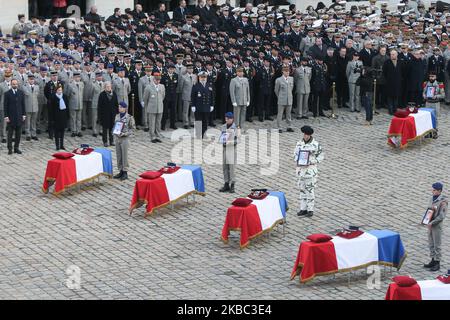 Soldaten, Beamte und Verwandte nehmen am 2. Dezember 2019 an einer Gedenkfeier am Invalidendenkmal in Paris für die 13 in Mali getöteten französischen Soldaten Teil. Bei seinem größten militärischen Begräbnis seit Jahrzehnten ehrt Frankreich 13 Soldaten, die während einer Mission gegen Extremisten, die der Gruppe des Islamischen Staates angehören, bei der Kollision ihrer Hubschrauber über Mali getötet wurden. (Foto von Michel Stoupak/NurPhoto) Stockfoto