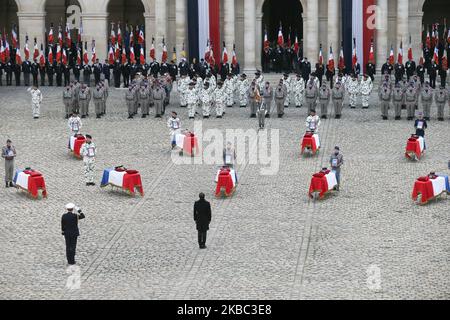 Frankreichs Präsident Emmanuel Macron steht vor den Särgen der 13 französischen Soldaten, die am 2. Dezember 2019 im Pariser Invalidendenkmal bei einer Tribute-Zeremonie getötet wurden. Bei seinem größten militärischen Begräbnis seit Jahrzehnten ehrt Frankreich 13 Soldaten, die während einer Mission gegen Extremisten, die der Gruppe des Islamischen Staates angehören, bei der Kollision ihrer Hubschrauber über Mali getötet wurden. (Foto von Michel Stoupak/NurPhoto) Stockfoto