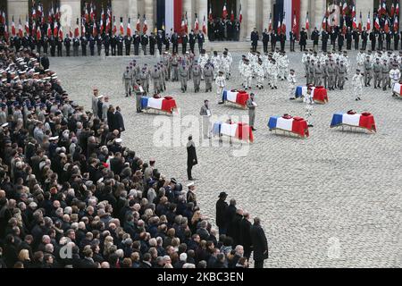 Frankreichs Präsident Emmanuel Macron steht vor den Särgen der 13 französischen Soldaten, die am 2. Dezember 2019 im Pariser Invalidendenkmal bei einer Tribute-Zeremonie getötet wurden. Bei seinem größten militärischen Begräbnis seit Jahrzehnten ehrt Frankreich 13 Soldaten, die während einer Mission gegen Extremisten, die der Gruppe des Islamischen Staates angehören, bei der Kollision ihrer Hubschrauber über Mali getötet wurden. (Foto von Michel Stoupak/NurPhoto) Stockfoto