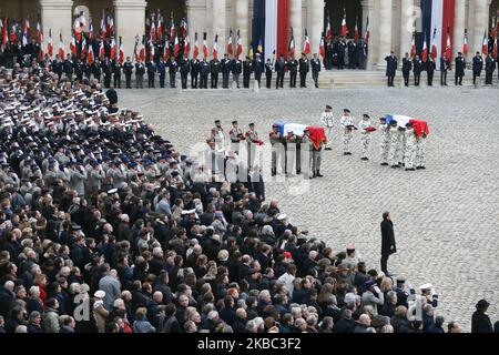 Frankreichs Präsident Emmanuel Macron steht vor den Särgen der 13 französischen Soldaten, die am 2. Dezember 2019 im Pariser Invalidendenkmal bei einer Tribute-Zeremonie getötet wurden. Bei seinem größten militärischen Begräbnis seit Jahrzehnten ehrt Frankreich 13 Soldaten, die während einer Mission gegen Extremisten, die der Gruppe des Islamischen Staates angehören, bei der Kollision ihrer Hubschrauber über Mali getötet wurden. (Foto von Michel Stoupak/NurPhoto) Stockfoto