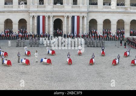 Soldaten, Beamte und Verwandte nehmen am 2. Dezember 2019 an einer Gedenkfeier am Invalidendenkmal in Paris für die 13 in Mali getöteten französischen Soldaten Teil. Bei seinem größten militärischen Begräbnis seit Jahrzehnten ehrt Frankreich 13 Soldaten, die während einer Mission gegen Extremisten, die der Gruppe des Islamischen Staates angehören, bei der Kollision ihrer Hubschrauber über Mali getötet wurden. (Foto von Michel Stoupak/NurPhoto) Stockfoto