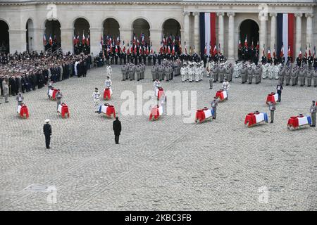 Frankreichs Präsident Emmanuel Macron steht vor den Särgen der 13 französischen Soldaten, die am 2. Dezember 2019 im Pariser Invalidendenkmal bei einer Tribute-Zeremonie getötet wurden. Bei seinem größten militärischen Begräbnis seit Jahrzehnten ehrt Frankreich 13 Soldaten, die während einer Mission gegen Extremisten, die der Gruppe des Islamischen Staates angehören, bei der Kollision ihrer Hubschrauber über Mali getötet wurden. (Foto von Michel Stoupak/NurPhoto) Stockfoto