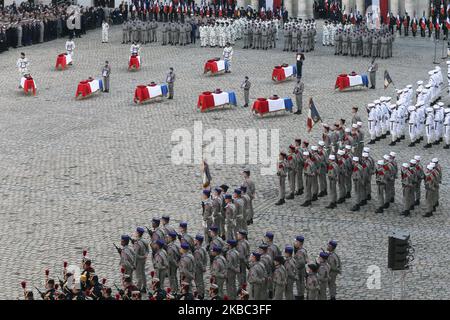 Soldaten, Beamte und Verwandte nehmen am 2. Dezember 2019 an einer Gedenkfeier am Invalidendenkmal in Paris für die 13 in Mali getöteten französischen Soldaten Teil. Bei seinem größten militärischen Begräbnis seit Jahrzehnten ehrt Frankreich 13 Soldaten, die während einer Mission gegen Extremisten, die der Gruppe des Islamischen Staates angehören, bei der Kollision ihrer Hubschrauber über Mali getötet wurden. (Foto von Michel Stoupak/NurPhoto) Stockfoto