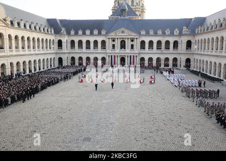 Frankreichs Präsident Emmanuel Macron steht vor den Särgen der 13 französischen Soldaten, die am 2. Dezember 2019 im Pariser Invalidendenkmal bei einer Tribute-Zeremonie getötet wurden. Bei seinem größten militärischen Begräbnis seit Jahrzehnten ehrt Frankreich 13 Soldaten, die während einer Mission gegen Extremisten, die der Gruppe des Islamischen Staates angehören, bei der Kollision ihrer Hubschrauber über Mali getötet wurden. (Foto von Michel Stoupak/NurPhoto) Stockfoto