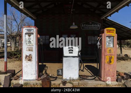 Eine alte, außer-Betrieb-Tankstelle am Eingang der Kleinstadt Chloride (Arizona) an der mythischen Route 66 am 13. November 2019. Die Reise entlang der historischen Route 66 in Arizona wird zu einer Suche nach „typischen“ Ecken, die an die Atmosphäre erinnern, die sie in den Jahren 50s und 60s des letzten Jahrhunderts hatte, Als es die am häufigsten von Urlaubern genutzte Route war, als die Vereinigten Staaten die Küste Kaliforniens erreichen wollten, wurde diese Route heute nach der Schaffung der Interstate 40 in den Hintergrund gedrängt. Aber wenn Sie von Las Vegas zum Grand Canyon des Colorado fahren, an seinem südlichen Stockfoto