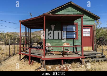 Typisches Holzhaus in der kleinen Stadt Chloride (Arizona) an der Route 66 am 13. November 2019. Der Vereinigten Staaten Reisen entlang der historischen Route 66 in Arizona wird zu einer Suche nach „typischen“ Ecken, die an die Atmosphäre erinnern, die es in den 50s und 60s des letzten Jahrhunderts hatte, Als es die am häufigsten von Urlaubern genutzte Route war, als die Vereinigten Staaten die Küste Kaliforniens erreichen wollten, wurde diese Route heute nach der Schaffung der Interstate 40 in den Hintergrund gedrängt. Aber wenn Sie von Las Vegas zum Grand Canyon des Colorado fahren, an seinem südlichen Rand, ist es viel m weit Stockfoto