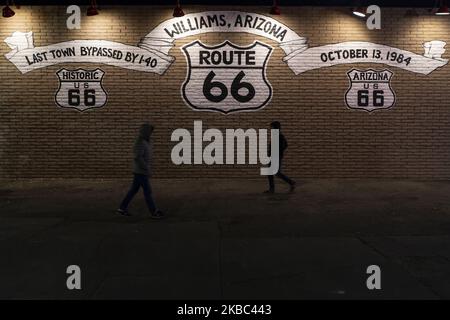 Eine Straße in Williams (Arizona), die am 13. November 2019 auf der Route 66 mit Graffiti geschmückt ist. Die Reise entlang der historischen Route 66 in Arizona wird zu einer Suche nach „typischen“ Ecken, die an die Atmosphäre erinnern, die sie in den Jahren 50s und 60s des letzten Jahrhunderts hatte, Als es die am häufigsten von Urlaubern genutzte Route war, als die Vereinigten Staaten die Küste Kaliforniens erreichen wollten, wurde diese Route heute nach der Schaffung der Interstate 40 in den Hintergrund gedrängt. Aber wenn Sie von Las Vegas zum Grand Canyon des Colorado fahren, an seinem südlichen Rand, ist es viel Stockfoto