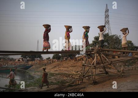 Am 03. Dezember 2019 entladen Arbeiter Sand von einem Frachtschiff in Dhaka, Bangladesch. (Foto von Syed Mahamudur Rahman/NurPhoto) Stockfoto