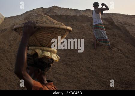 Am 03. Dezember 2019 entladen Arbeiter Sand von einem Frachtschiff in Dhaka, Bangladesch. (Foto von Syed Mahamudur Rahman/NurPhoto) Stockfoto