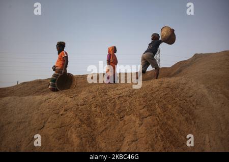 Am 03. Dezember 2019 entladen Arbeiter Sand von einem Frachtschiff in Dhaka, Bangladesch. (Foto von Syed Mahamudur Rahman/NurPhoto) Stockfoto