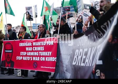 Anti-Türkei- und Anti-Erdogan-Aktivisten nehmen am 3. Dezember 2019 am Trafalgar Square in London, England, an einem Protest gegen die NATO und den US-Präsidenten Donald Trump Teil. Präsident Trump kam gestern Abend zu einem dreitägigen Besuch in Großbritannien an, hauptsächlich um am morgigen NATO-Gipfel in Watford teilzunehmen. Heute Abend nimmt er an einem Empfang der NATO-Führer mit Königin Elizabeth im Buckingham Palace Teil. (Foto von David Cliff/NurPhoto) Stockfoto