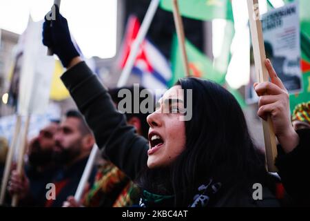 Anti-Türkei- und Anti-Erdogan-Aktivisten nehmen am 3. Dezember 2019 am Trafalgar Square in London, England, an einem Protest gegen die NATO und den US-Präsidenten Donald Trump Teil. Präsident Trump kam gestern Abend zu einem dreitägigen Besuch in Großbritannien an, hauptsächlich um am morgigen NATO-Gipfel in Watford teilzunehmen. Heute Abend nimmt er an einem Empfang der NATO-Führer mit Königin Elizabeth im Buckingham Palace Teil. (Foto von David Cliff/NurPhoto) Stockfoto