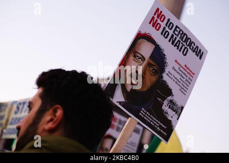 Anti-Türkei- und Anti-Erdogan-Aktivisten nehmen am 3. Dezember 2019 am Trafalgar Square in London, England, an einem Protest gegen die NATO und den US-Präsidenten Donald Trump Teil. Präsident Trump kam gestern Abend zu einem dreitägigen Besuch in Großbritannien an, hauptsächlich um am morgigen NATO-Gipfel in Watford teilzunehmen. Heute Abend nimmt er an einem Empfang der NATO-Führer mit Königin Elizabeth im Buckingham Palace Teil. (Foto von David Cliff/NurPhoto) Stockfoto