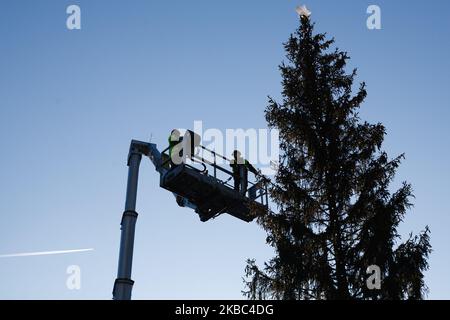 Arbeiter benutzen eine hydraulische Plattform, um am 3. Dezember 2019 die Lichterketten auf dem Weihnachtsbaum auf dem Trafalgar Square in London, England, vorzubereiten. Seit 1947 wird jedes Jahr aus Norwegen ein Baum als Zeichen der Dankbarkeit für die britische Unterstützung während des Zweiten Weltkriegs zur Verfügung gestellt. Die Baumbeleuchtung findet an diesem Donnerstag, dem 5. Dezember, statt. (Foto von David Cliff/NurPhoto) Stockfoto