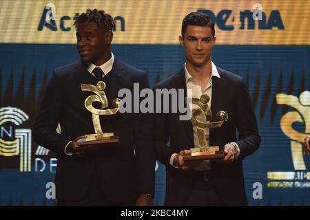 (L-R) Duvan Zapata und Cristiano Ronaldo erhalten während der „Oscar del Calcio AIC“ Italian Football Awards am 2. Dezember 2019 in Mailand, Italien, die besten Auszeichnungen für Vorwärtsspieler. (Foto von Andrea Diodato/NurPhoto) Stockfoto