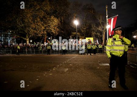 Die Anzahl der Polizeibeamten beobachtete die Massen, die aus Protest gegen die militärische Aktivität des US-Präsidenten Donald Trump mit Unterstützung der NATO vom Trafalgar Square zum Buckingham Palace marschierten, während eines offiziellen Abendesseins im Buckingham Palace am ersten Tag des NATO-Gipfels 70. in London, England, am 3. Dezember, 2019. Während des Protestes wurden Themen wie der türkische Krieg gegen Kurden, die Vertreibung indigener Völker in Bolivien, die Besetzung Palästinas und das innenpolitische Problem der Privatisierung des NHS aufgewirbelte. (Foto von Dominika Zarzycka/NurPhoto) Stockfoto