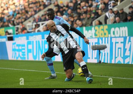 Jonjo Shelvey von Newcastle United kämpft mit Benjamin Mendy von Manchester City während des Premier League-Spiels zwischen Newcastle United und Manchester City im St. James's Park, Newcastle, am Samstag, den 30.. November 2019. (Foto von Mark Fletcher/MI News/NurPhoto) Stockfoto