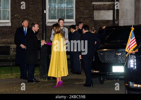 Der französische Präsident Emmanuel Macron hält die Hände mit der US-First Lady Melania Trump, als sie in der Downing Street eintreffen, um an einem Empfang für die NATO-Führer teilzunehmen, der vom britischen Premierminister Boris Johnson am 03. Dezember 2019 in London, England, veranstaltet wurde. Im Vorfeld des morgigen Hauptgipfels zum Gedenken an den 70.. Jahrestag der NATO. (Foto von Wiktor Szymanowicz/NurPhoto) Stockfoto