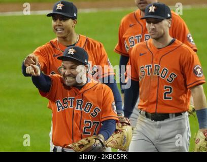 Philadelphia, Usa. 04.. November 2022. Houston Astro Spieler feiern, nachdem sie die Philadelphia Phillies 3-2 in Spiel fünf der World Series 2022 im Citizens Bank Park in Philadelphia am Donnerstag, den 3. November 2022 besiegt haben. Die Astros nehmen in der Best-of-Seven-Serie eine Führung von 3-2 ein. Foto von Ray Stubblebine/UPI. Kredit: UPI/Alamy Live Nachrichten Stockfoto