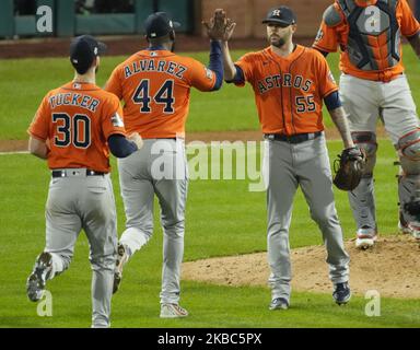 Philadelphia, Usa. 04.. November 2022. Houston Astro Spieler feiern mit dem schließenden Pitcher Ryan Pressley (R), nachdem sie die Philadelphia Phillies 3-2 im fünften Spiel der 2022 World Series im Citizens Bank Park in Philadelphia am Donnerstag, den 3. November 2022 besiegt haben. Die Astros nehmen in der Best-of-Seven-Serie eine Führung von 3-2 ein. Foto von Ray Stubblebine/UPI. Kredit: UPI/Alamy Live Nachrichten Stockfoto