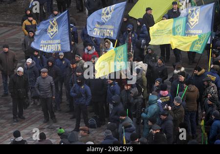 Demonstranten nehmen am 04. Dezember 2019 an einer Kundgebung gegen den Landverkauf in der Nähe des ukrainischen Parlaments in Kiew, Ukraine, Teil. Im ukrainischen Parlament hielt parlamentarische Anhörungen auf dem Landmarkt. Am 13,2019. November verabschiedete das ukrainische Parlament in erster Lesung ein Gesetz über den Landmarkt (Nr. 2178-10), die die Aufhebung des Verbots für den Verkauf von Grundstücken am 1. Oktober 2020 vorsieht, wie lokale Medien berichteten. (Foto von STR/NurPhoto) Stockfoto