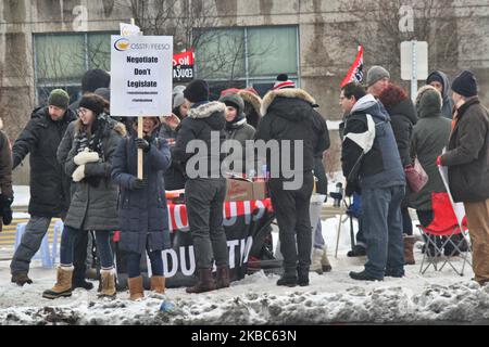 Am 04. Dezember 2019 führten Lehrer der Oberstufe von Ontario einen 1-tägigen Streik in Toronto, Ontario, Kanada, durch. Die öffentlichen Oberschullehrer von Ontario gingen einen Tag lang von der Arbeit, da die Verhandlungen zwischen ihrer Gewerkschaft und der Provinz nach wie vor stillstehen. Die Ontario Secondary School Teachers' Federation (OSSTF) startete den Streik um Mitternacht am Dienstagabend, als etwa 40.000 Gymnasiallehrer und 20.000 von der Gewerkschaft vertretene Hilfspersonal am Mittwoch den Job abtraten. (Foto von Creative Touch Imaging Ltd./NurPhoto) Stockfoto