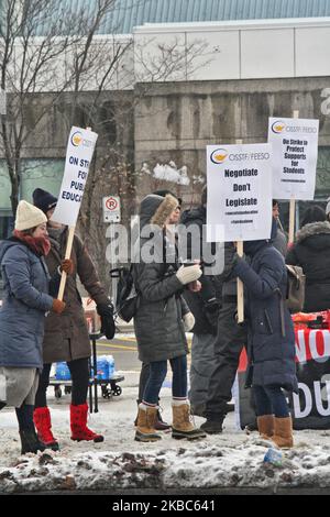 Am 04. Dezember 2019 führten Lehrer der Oberstufe von Ontario einen 1-tägigen Streik in Toronto, Ontario, Kanada, durch. Die öffentlichen Oberschullehrer von Ontario gingen einen Tag lang von der Arbeit, da die Verhandlungen zwischen ihrer Gewerkschaft und der Provinz nach wie vor stillstehen. Die Ontario Secondary School Teachers' Federation (OSSTF) startete den Streik um Mitternacht am Dienstagabend, als etwa 40.000 Gymnasiallehrer und 20.000 von der Gewerkschaft vertretene Hilfspersonal am Mittwoch den Job abtraten. (Foto von Creative Touch Imaging Ltd./NurPhoto) Stockfoto