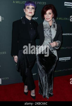 WEST HOLLYWOOD, LOS ANGELES, KALIFORNIEN, USA – 04. DEZEMBER: Kelly Osbourne und Mutter Sharon Osbourne kommen zur Los Angeles Special Screening of Momentum Pictures' 'A Million Little Pieces', die am 4. Dezember 2019 im London Hotel West Hollywood in Beverly Hills in West Hollywood, Los Angeles, Kalifornien, USA, stattfand. (Foto von Xavier Collin/Image Press Agency/NurPhoto) Stockfoto