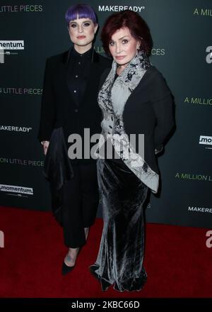 WEST HOLLYWOOD, LOS ANGELES, KALIFORNIEN, USA – 04. DEZEMBER: Kelly Osbourne und Mutter Sharon Osbourne kommen zur Los Angeles Special Screening of Momentum Pictures' 'A Million Little Pieces', die am 4. Dezember 2019 im London Hotel West Hollywood in Beverly Hills in West Hollywood, Los Angeles, Kalifornien, USA, stattfand. (Foto von Xavier Collin/Image Press Agency/NurPhoto) Stockfoto