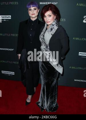 WEST HOLLYWOOD, LOS ANGELES, KALIFORNIEN, USA – 04. DEZEMBER: Kelly Osbourne und Mutter Sharon Osbourne kommen zur Los Angeles Special Screening of Momentum Pictures' 'A Million Little Pieces', die am 4. Dezember 2019 im London Hotel West Hollywood in Beverly Hills in West Hollywood, Los Angeles, Kalifornien, USA, stattfand. (Foto von Xavier Collin/Image Press Agency/NurPhoto) Stockfoto