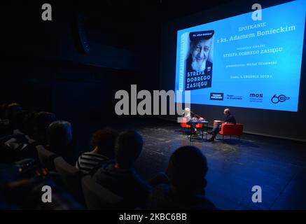(L-R) Pater Adam Boniecki mit Michal Olszewski, zu sehen bei der Premiere seines neuesten Buches "Good Coverage Zone"! In Krakau. Das neue Buch enthält Texte zu den wichtigsten aktuellen Themen wie "Kirche und Glaube nach Skandalen und Spannungen der letzten Monate, Rechtsstaatlichkeit in Polen, Klimawandel". Es gibt immer noch ein Medienverbot, das Pater Boniecki von den polnischen Kirchenvorstehern auferlegt wurde. Am Mittwoch, den 4. Dezember 2019, in Krakau, Polen. (Foto von Artur Widak/NurPhoto) Stockfoto