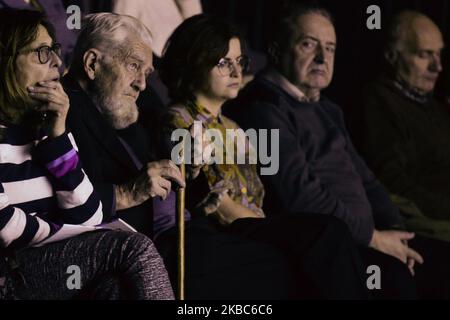 Vater Adam Boniecki (zweiter links) bei der Premiere seines neuesten Buches 'Good Coverage Zone'! In Krakau. Das neue Buch enthält Texte zu den wichtigsten aktuellen Themen wie "Kirche und Glaube nach Skandalen und Spannungen der letzten Monate, Rechtsstaatlichkeit in Polen, Klimawandel". Es gibt immer noch ein Medienverbot, das Pater Boniecki von den polnischen Kirchenvorstehern auferlegt wurde. Am Mittwoch, den 4. Dezember 2019, in Krakau, Polen. (Foto von Artur Widak/NurPhoto) Stockfoto