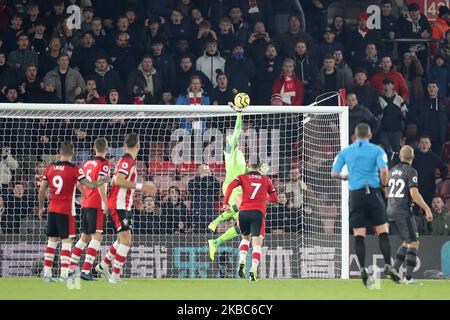 Norwich City-Torwart Tim Krul schlägt den Ball während des Premier League-Spiels zwischen Southampton und Norwich City im St. Mary's Stadium, Southampton, am Mittwoch, den 4.. Dezember 2019, über die Bar. (Foto von Jon Bromley/MI News/NurPhoto) Stockfoto