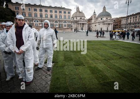 Der Weltbodentag Legambiente wird verrückt, um das Bewusstsein für Landnutzung und Klimawandel zu schärfen. Der Flash Mob auf der Piazza del Popolo macht sichtbar, was in Italien passiert. Jede Minute verschwinden 100 Quadratmeter Gras mit Zement bedeckt. Am 05. Dezember 2019 in Rom, Italien. (Foto von Andrea Ronchini/NurPhoto) Stockfoto