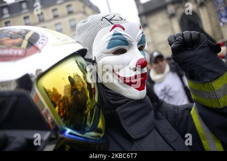 Ein maskierter Protestler demonstriert und ruft Parolen während eines Massenstreiks gegen Rentenreformen am 05. Dezember 2019 in Paris, Frankreich. Züge abgesagt, Schulen geschlossen: Frankreich hat sich beeilt, Notfallpläne für einen massiven Streik gegen Pensionsüberholungen zu erstellen, was eine der größten Herausforderungen für die weitreichende Reformbestrebungen des französischen Präsidenten darstellt. (Foto von Ibrahim Ezzat/NurPhoto) Stockfoto