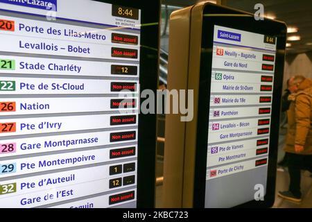 Die meisten Züge fahren nicht, wie auf der Anzeigetafel im Pariser Gare Saint-Lazare zu sehen ist, während eines Streiks des Pariser Verkehrsbetreibers RATP und der SNCF-Mitarbeiter gegen den Plan der französischen Regierung, das Rentensystem des Landes zu überholen, Im Rahmen eines nationalen Generalstreiks in Paris am 5. Dezember 2019. (Foto von Michel Stoupak/NurPhoto) Stockfoto