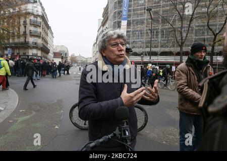 Eric Coquerel, Abgeordneter der französischen Linken der La France Insoumise (LFI), spricht mit der Presse während einer Demonstration gegen die Rentenüberholungen, die am 5. Dezember 2019 in Paris im Rahmen eines nationalen Generalstreiks stattfand. Züge abgesagt, Schulen geschlossen: Frankreich machte sich daran, Notfallpläne für einen riesigen Streik gegen Rentenüberholungen zu erstellen, der eine der größten Herausforderungen für die weitreichende Reformbestrebungen des französischen Präsidenten darstellt. (Foto von Michel Stoupak/NurPhoto) Stockfoto