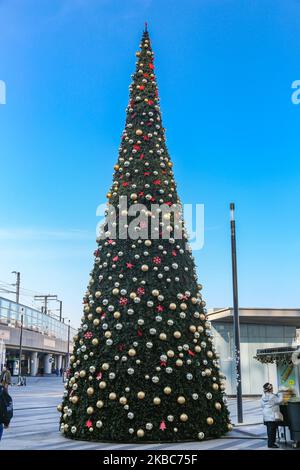 Ein Weihnachtsbaum, wie er in der österreichischen Hauptstadt Wien vor dem Hauptbahnhof Wien HBF im Stadtteil Favoriten zu sehen ist. Wien, Österreich - 4. Dezember 2019 (Foto von Nicolas Economou/NurPhoto) Stockfoto