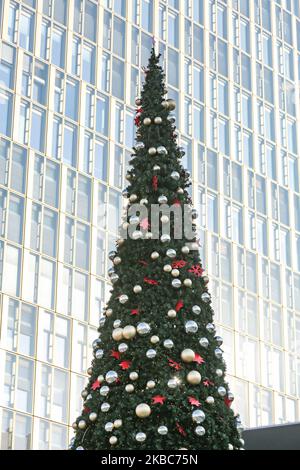 Ein Weihnachtsbaum, wie er in der österreichischen Hauptstadt Wien vor dem Hauptbahnhof Wien HBF im Stadtteil Favoriten zu sehen ist. Wien, Österreich - 4. Dezember 2019 (Foto von Nicolas Economou/NurPhoto) Stockfoto
