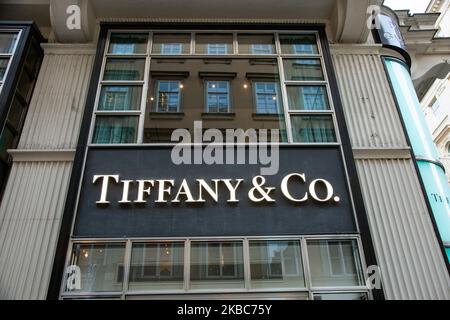 Tiffany & Co. Oder Tiffany's Store in Wien, Österreich, in der prestigeträchtigsten Einkaufszone der Wiener Innenstadt, auch Golden U an der Kohlmarkt Straße genannt. Früher war es Standort zahlreicher Hofjuweliers, internationaler Luxusmarken und Boutiquen. Tiffany's ist eine amerikanische Luxusschmuckmarke. Das historische Gebäude an der 5. Ave in New York und Tiffanys Logo wurden durch den ikonischen Film Breakfast at Tiffany's mit Audrey Hepburn aus dem Jahr 1961 berühmt und weltweit bekannt. Tiffany's Schmuck und kultige blaue Geschenkkartons, die auf dem sto ausgestellt sind, heißen Robin's-Ei / Vögel-Ei Stockfoto