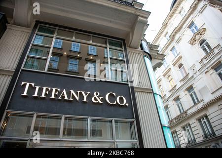 Tiffany & Co. Oder Tiffany's Store in Wien, Österreich, in der prestigeträchtigsten Einkaufszone der Wiener Innenstadt, auch Golden U an der Kohlmarkt Straße genannt. Früher war es Standort zahlreicher Hofjuweliers, internationaler Luxusmarken und Boutiquen. Tiffany's ist eine amerikanische Luxusschmuckmarke. Das historische Gebäude an der 5. Ave in New York und Tiffanys Logo wurden durch den ikonischen Film Breakfast at Tiffany's mit Audrey Hepburn aus dem Jahr 1961 berühmt und weltweit bekannt. Tiffany's Schmuck und kultige blaue Geschenkkartons, die auf dem sto ausgestellt sind, heißen Robin's-Ei / Vögel-Ei Stockfoto