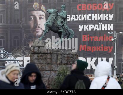 Ein großes Banner mit der Aufschrift „Freiheit für den Verteidiger der Ukraine Vitaly Markiv. Am 05. Dezember 2019 wird „Free Markiv“ auf einem Gebäude auf dem Sophia-Platz in der Innenstadt von Kiew, Ukraine, gesehen. Am 12. Juli 2019 verurteilte ein Gericht der italienischen Stadt Pavia den ehemaligen Soldaten der Nationalgarde Vitaly Markiv zu 24 Jahren Gefängnis, Die im Mai 2014 in der Region Donbass in der Ostukraine der Mord an der italienischen Fotografin Andrea Roccelli beschuldigt wurde, wie lokale Medien berichteten. Die Ukraine bezeichnete das Urteil als unfair und legte am 20. November 2019 Berufung ein, wie lokale Medien berichteten. (Foto von STR/N Stockfoto