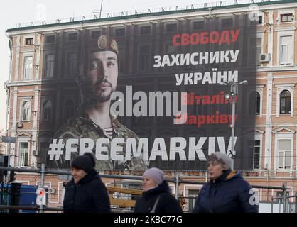 Ein großes Banner mit der Aufschrift „Freiheit für den Verteidiger der Ukraine Vitaly Markiv. Am 05. Dezember 2019 wird „Free Markiv“ auf einem Gebäude auf dem Sophia-Platz in der Innenstadt von Kiew, Ukraine, gesehen. Am 12. Juli 2019 verurteilte ein Gericht der italienischen Stadt Pavia den ehemaligen Soldaten der Nationalgarde Vitaly Markiv zu 24 Jahren Gefängnis, Die im Mai 2014 in der Region Donbass in der Ostukraine der Mord an der italienischen Fotografin Andrea Roccelli beschuldigt wurde, wie lokale Medien berichteten. Die Ukraine bezeichnete das Urteil als unfair und legte am 20. November 2019 Berufung ein, wie lokale Medien berichteten. (Foto von STR/N Stockfoto