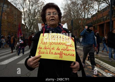 Eine Frau hält ein Plakat mit der Aufschrift: „Ich beschuldigt die Verleugnung und Gewalt gegenüber menschlichem Leid“. Zwischen 60 und 80000 Demonstranten gingen auf die Straßen von Toulouse zu einer Demonstration, zu der fast alle Gewerkschaften aufgerufen hatten (CGT, UNSA, Sud, UNL, UNEF, FO, UNSA usw.). Die Demonstranten fordern den Rückzug der neuen Rentenreform (Alter, Rente, Bedingungen usw.). Macrons Regierung schlägt auf einer Idee von Jean-Claude Delvoye einen Wechsel zwischen einem Renten- und Rentensystem nach dem Prinzip der Kapitalausstattung durch ein Kapitalisierungssystem vor. Die französische Regierung will auch eine Vereinheitlichung aller Rentensysteme in Frankreich. Mehr als Stockfoto