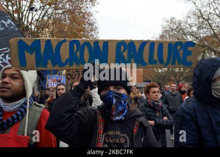 Eine junge Frau hält ein Plakat mit der Aufschrift „Macron scumbag“. Zwischen 60 und 80000 Demonstranten gingen auf die Straßen von Toulouse zu einer Demonstration, zu der fast alle Gewerkschaften aufgerufen hatten (CGT, UNSA, Sud, UNL, UNEF, FO, UNSA usw.). Die Demonstranten fordern den Rückzug der neuen Rentenreform (Alter, Rente, Bedingungen usw.). Macrons Regierung schlägt auf einer Idee von Jean-Claude Delvoye einen Wechsel zwischen einem Renten- und Rentensystem nach dem Prinzip der Kapitalausstattung durch ein Kapitalisierungssystem vor. Die französische Regierung will auch eine Vereinheitlichung aller Rentensysteme in Frankreich. Mehr als eine Million Personen demonstrierten heute acrodd F Stockfoto