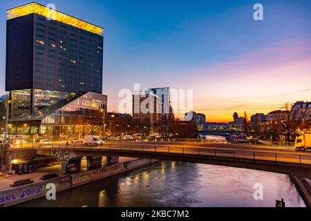 Sonnenaufgang Himmel mit schönen Farben über Donaukanal oder Donaukanal, einem ehemaligen Arm der Donau, heute ein Wasserkanal in der Innenstadt von Wien, Hauptstadt von Österreich. Die magische Stunde über Marienbrücke, Schwedenbrücke und Aspenbrücke. 4. Dezember 2019 - Wien, Österreich (Foto von Nicolas Economou/NurPhoto) Stockfoto