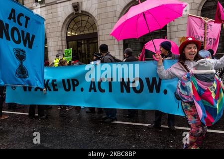 Mitglieder der Umweltorganisation Extension Rebellion protestieren am 6. Dezember 2019 vor dem Hauptquartier der Liberaldemokratischen Partei in London, England. Die Organisation organisiert die sogenannte Operation Big Bird, bei der Demonstranten mit einer Vogelstatue marschieren, die ihren Kopf im Sand versteckt, um die Haltung der Politiker gegenüber Umweltnotfällen zu veranschaulichen. Die Organisation protestiert, um Druck auf die Politiker vor den vorgezogenen Parlamentswahlen in Großbritannien auszuüben. (Foto von Dominika Zarzycka/NurPhoto) Stockfoto