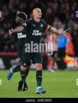 Jonjo Shelvey feiert das Tor von Newcastle United mit 2. Punkten, das VAR während des Premier League-Spiels zwischen Sheffield United und Newcastle United am Donnerstag, dem 5.. Dezember 2019, in der Bramall Lane in Sheffield bestätigte. (Foto von Mark Fletcher/MI News/NurPhoto) Stockfoto