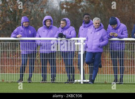 Der taktische Analyst Ricardo Formo (3 links), der Manager von Tottenham Hotspur, Jose Mourinho (5 links), der stellvertretende Manager Joo Sacramento (6 links) von Tottenham Hotspur beobachten Under23s während der Premier League 2 zwischen Tottenham Hotspur und Liverpool am 06. Dezember 2019 in Enfield, England. (Foto von Action Foto Sport/NurPhoto) Stockfoto